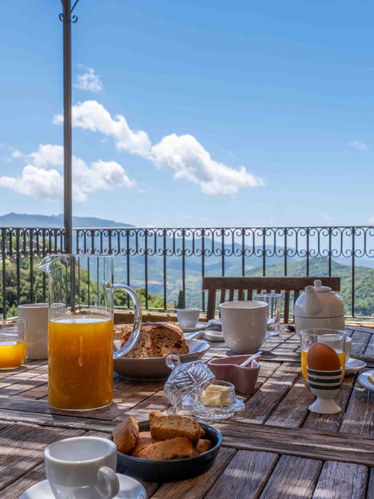 Petit-déjeuner sur la terrasse du toit de Caroline avec vue.