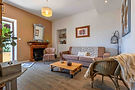 Salon d'un appartement avec canapé marron et cheminée