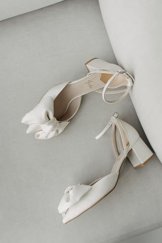 Elegante weiße Brautschuhe mit Schleife