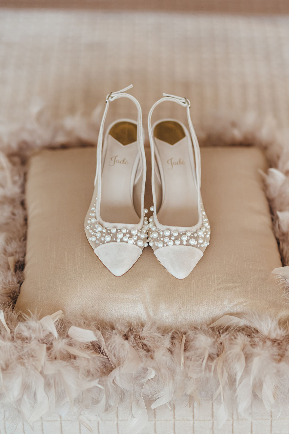 Elegante weiße Hochzeitsschuhe mit Perlen