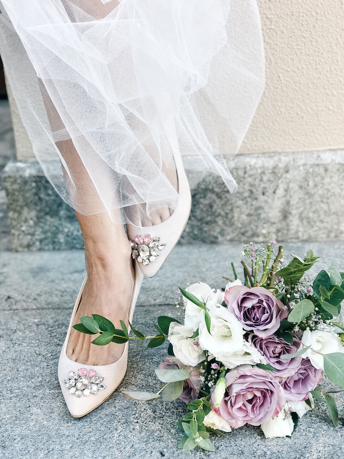 Brautschuhe mit Blumenstrauß: Elegante Hochzeitsschuhe
