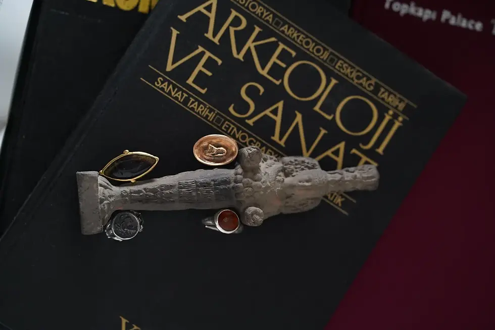 Küçük resim: Roma Intaglio Carnelian Yüzük, Döküm Çekiçlenmiş Gümüş Takı