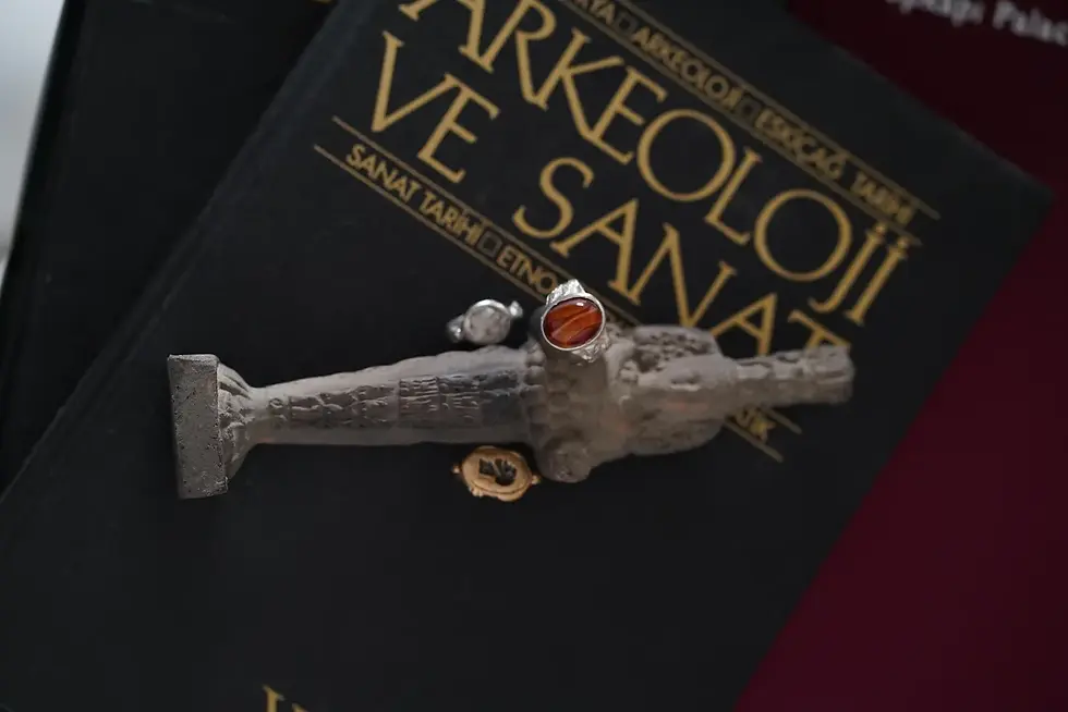 Küçük resim: Kırmızı Damarlı Akik Gümüş Yüzük – El Yapımı Antik Roma Vax Döküm Takı