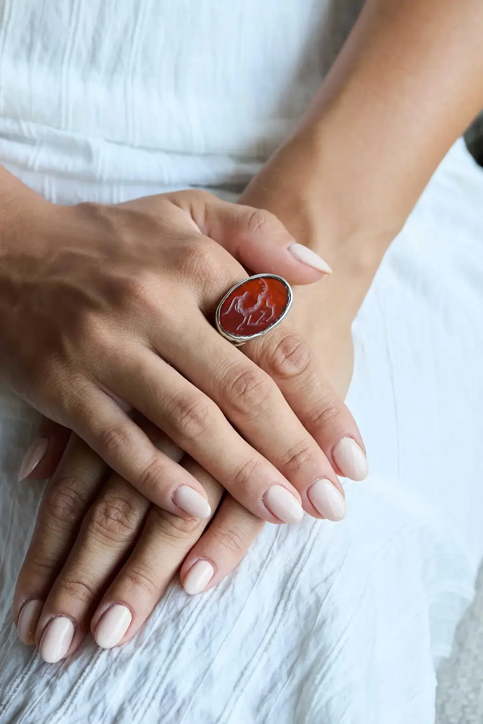 Küçük resim: Agate Gümüş Roma Yüzüğü – El Yapımı Döküm Çekiçlenmiş Mücevher