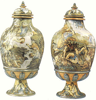 Coppia di grandi vasi da pompa con decorazioni policrome realizzati dal ceramista Carlo Antonio Grue - Seconda metà del sec. XVII, Paar große Prunkvasen mit polychromen Verzierungen des Keramikers Carlo Antonio Grue - Zweite Hälfte des 16. Jahrhunderts XVII, Pair of large pomp vases with polychrome decorations made by the ceramist Carlo Antonio Grue - Second half of the 17th century