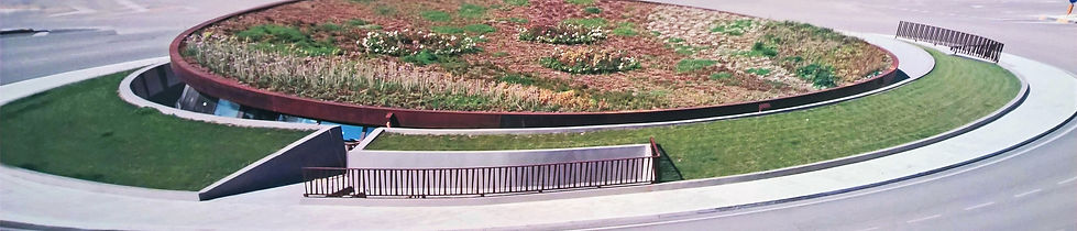 Strutture espositive ipogee a Teramo, Underground exhibition structures in Teramo, Unterirdische Ausstellungsstrukturen in Teramo, Un grande tetto giardino urbano inclinato a copertura di una sala espositva ipogea immaginato come una zolla di terra che si solleva, Ein großes, schräges Dach eines städtischen Gartens, das eine unterirdische Ausstellungshalle überdeckt, die als ein Erdklumpen dargestellt wird, der sich erhebt, A large sloping urban garden roof covering an underground exhibition hall imagined as a clod of earth rising