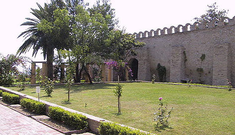 Consolidamento di un muro di cinta di un giardino storico con contrafforti in mattoni, Consolidation of a boundary wall of a historic garden with brick buttresses, Verstärkung einer Begrenzungsmauer eines historischen Gartens mit gemauerten Strebepfeilern