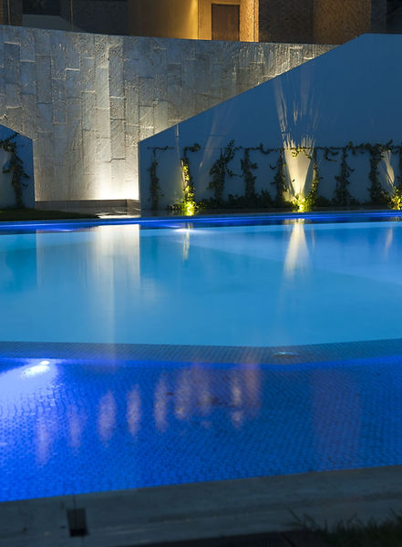 Piscina di notte, Swimming pool at night, Schwimmbad bei Nacht, il blu profondo dell'acqua di una piscina, das tiefe Blau des Wassers in einem Schwimmbecken, the deep blue of the water in a swimming pool, il blu intenso - oltremare - di Yves Kein come richiamo intenso alla memoria di un cielo notturno mediterraneo,the intense blue - ultramarine - of Yves Kein as an intense reminder of the memory of a Mediterranean night sky, das intensive Blau - Ultramarin - von Yves Kein als intensive Erinnerung an einen mediterranen Nachthimmel