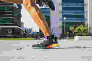 將鞋面的ADAPT MESH科技進一步優化,從腳跟到鞋頭,分三個區域打造不同的編織鞋面,讓跑者在運動過程中舒適貼合、靈活輕盈。
