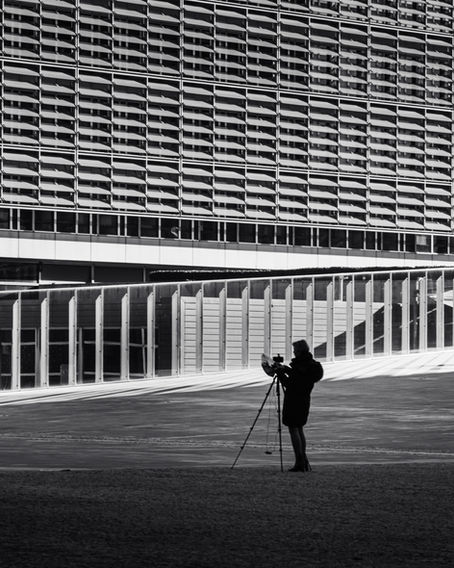 Instantanés 11. Journaliste sur le parvis du Berlaymont