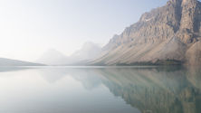 Lac de Bow à Banff, les montagnes qui reflètent sur le lac comme un miroir aux premières lueurs du matin
