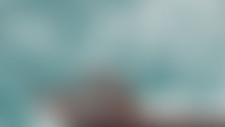 Une main en mudra délicat, avec des doigts réunis en geste de méditation, devant une eau qui pétille doucement.