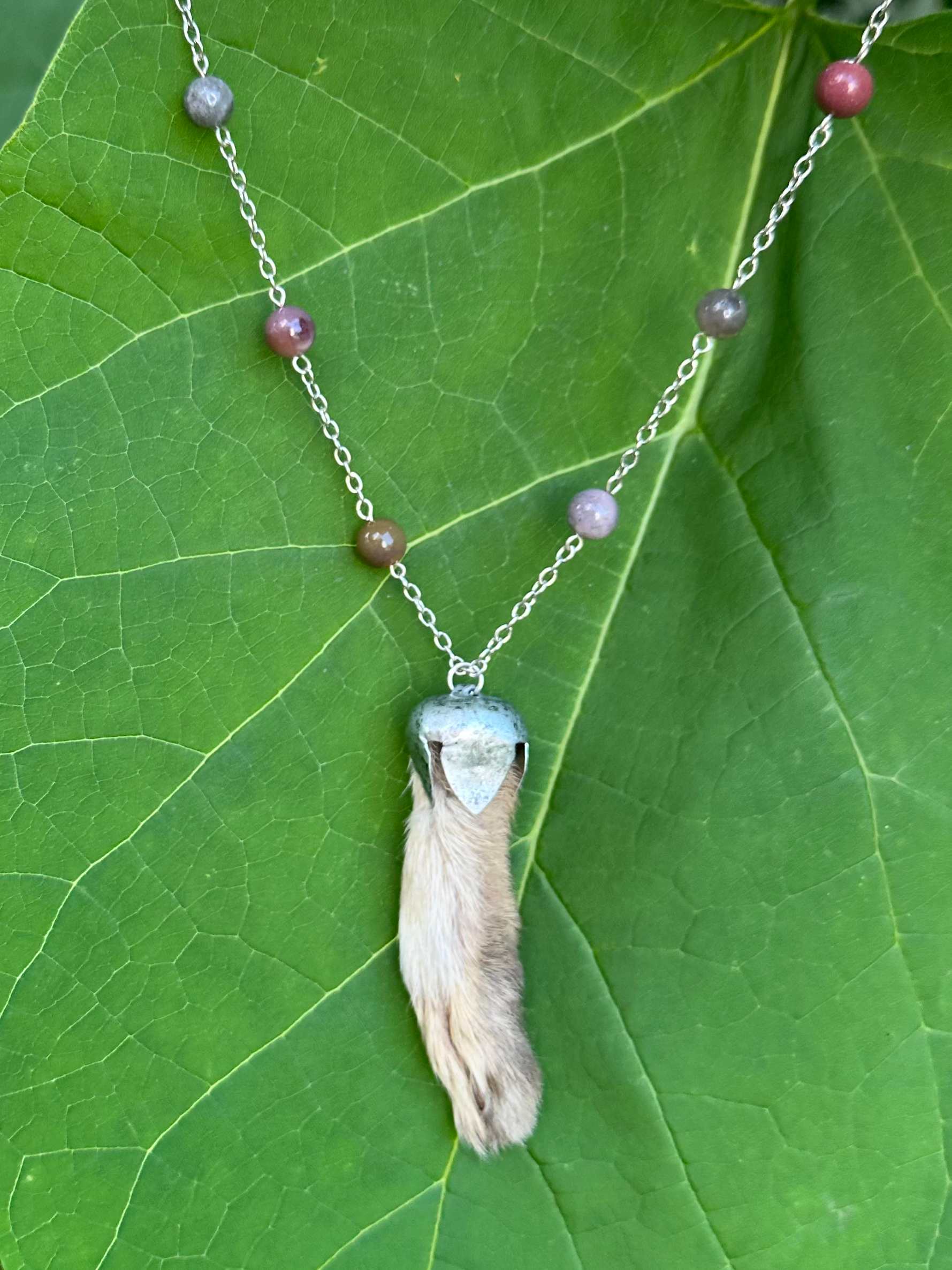 rabbit’s foot (II) necklace