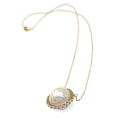 Pearl and diamond jewelry set in gold