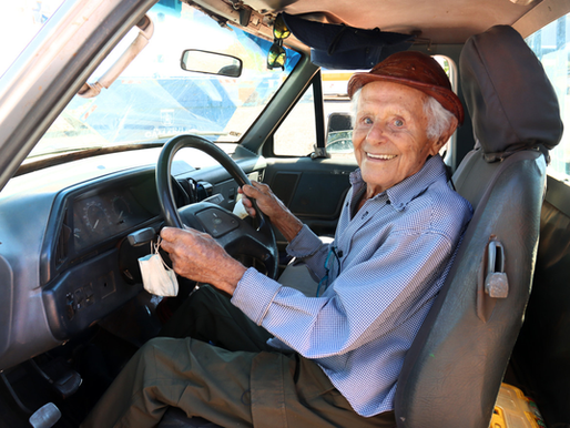IDOSO DE 102 ANOS RENOVA CNH E SE TORNA MOTORISTA MAIS VELHO EM MS MOSTRANDO INSPIRAÇÃO E INDEPENDÊNCIA