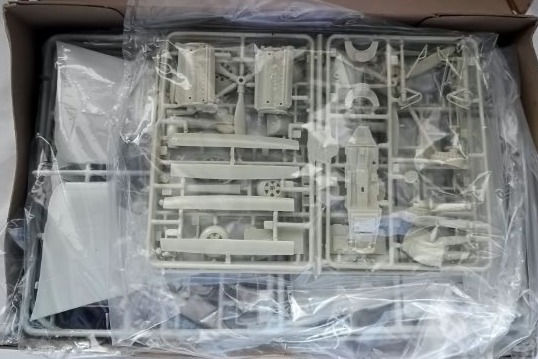 サムネイル： Revell P-38J Lightning (1:32 Scale)