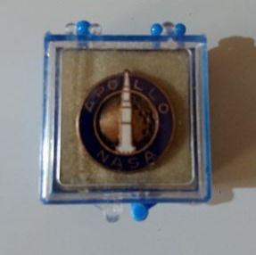 SATURN V APOLLO/NASA LAPEL PIN