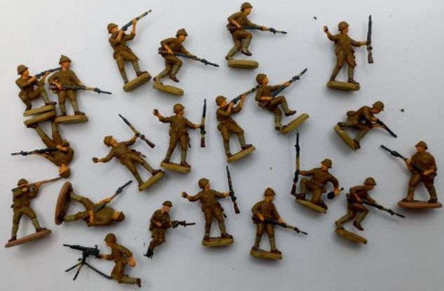 WWII 20 French Troops Plastic Moulded (1:72 Scale)