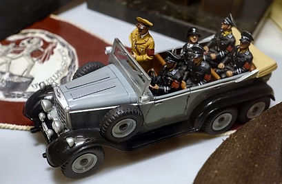 Scale_model_of_Hitler's_Mercedes_6_wheel_staff_parade_car_(censored) (640x419).jpg