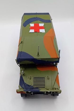 Miniatura: M997 Maxi-Ambulance (1:35 Scale)
