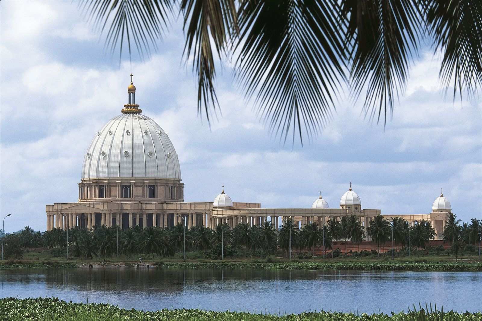 Overview: Yamoussoukro, the political capital of Cote d'Ivoire, has emerged as a key destination for governmental and institutional events in West Africa. Known for its impressive landmarks such as the Basilica of Our Lady of Peace, the city is positioning itself as a growing center for diplomacy and international cooperation. With its role in regional peacebuilding and economic development discussions, Yamoussoukro is becoming an important player in West African diplomacy. Identification as a Key Destination: The Governmental Destination Network (GDN) has identified Yamoussoukro as a key destination due to its strategic importance in regional and continental politics.