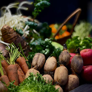 Etal de légumes et fruits frais, carottes, navets, choux et pommes, pour illustrer l'ordre des aliments et la glycémie