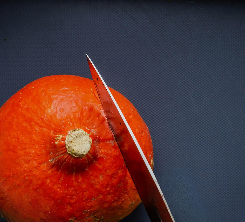 Couper un potimarron avec un grand couteau de cuisine, préparation recette.