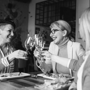 Echange amical entre femmes lors d'un apéro. Dialogue ouvert.