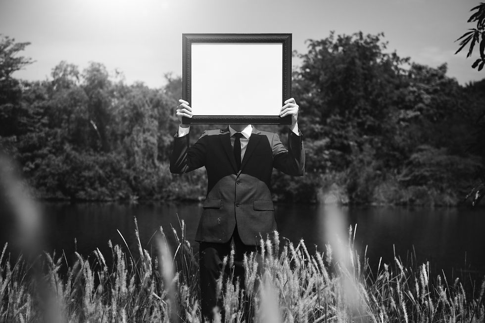 bir nehrin kenarında, elinde boş bir çerçeve tutan adam