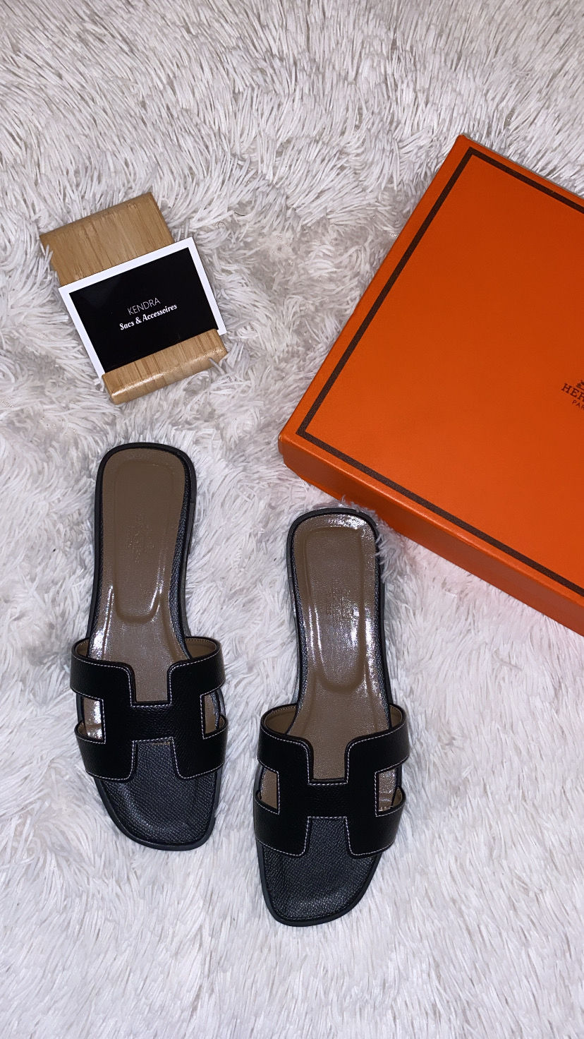 CLAQUETTE LETTER CUIR GRAINÉ (PREORDER)