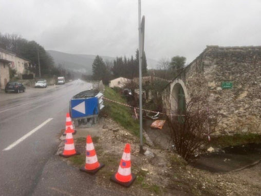 Drôme : Un automobiliste d’une trentaine d’années décède après que sa voiture, sortie de route, a terminé sa course dans le faîtage d’une maison.