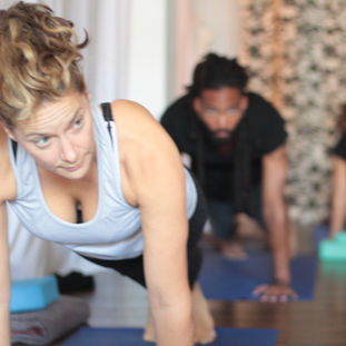 yoga en la pausa de mediodía