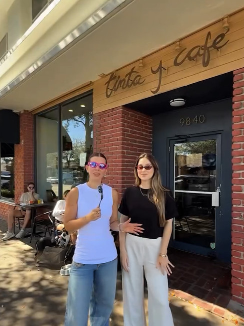 Dos mujeres afuera del restaurante Tinta y Cafe en Miami