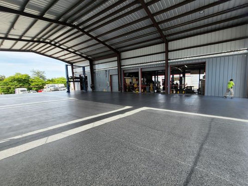 With a polyaspartic epoxy flooring system, Lakeland Auto Service benefits from a seamless, easy-to-clean surface.