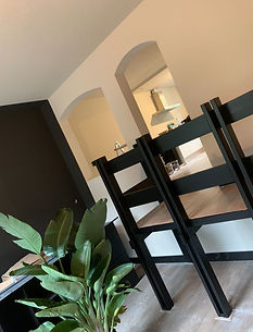 Verzorgd geschilderde trap met slijtvaste verf, voor een frisse en moderne uitstraling in uw interieur, door Spuit- & Schilde