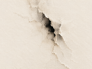 texture claire fissurée évoquant la souffrance psychique