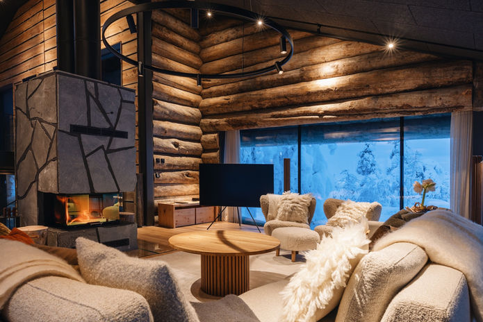 Villa Viiman olohuone ja takka