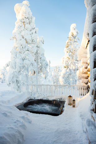 Outdoor jacuzzi in a wintery scenery