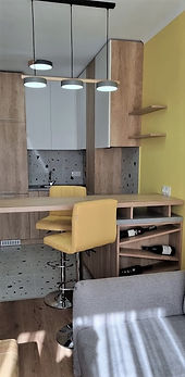 Ремонтирана дневна в жълто