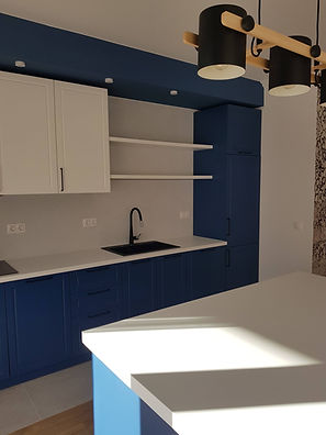 Ремонтирана дневна с кухненски бокс в синьо