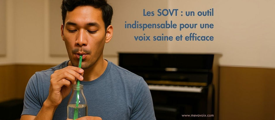 Homme effectuant un exercice vocal SOVT (paille dans l’eau) pour améliorer la technique et préserver une voix saine. Il est dans un studio de chant avec piano.