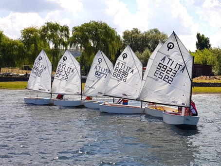 barche optimist durante la lezione di vela sul lago di bracciano