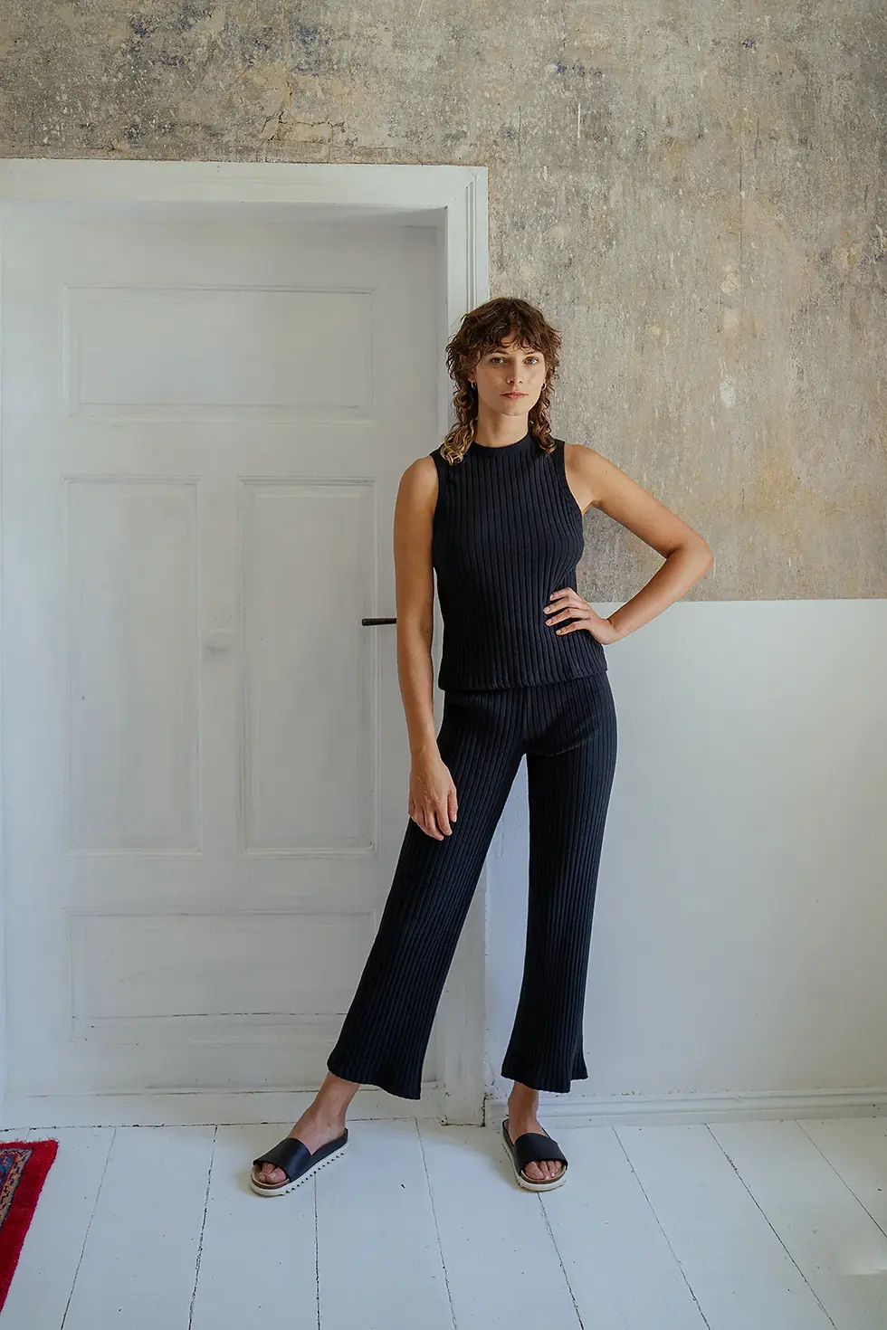 Miniaturbild: Nachhaltige, schwarze Stoffhose aus zertifiziertem Baumwollgarn in ribbed Optik als perfekte Basis für jedes Outfit
