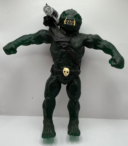INTOY MonsterHero サラマンダー怪獣　黒洞ver. Space Alien Hunters Swamp Monster | 1313Mockingbirdlane