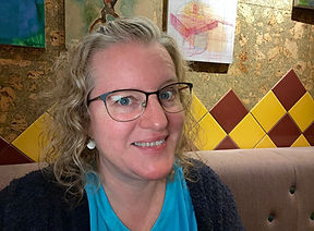 Fleur welcomes you with a big smile to listen to her podcast on weight-loss