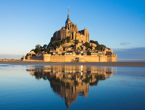 Le Mont Saint-Michel, sentinelle de la chrétienté médiévale dressée face aux flots, symbole intemporel de la restauration d’une société ordonnée au Christ Roi.