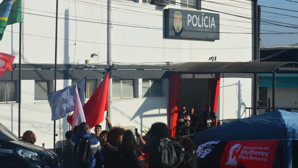 População realiza vigília no 3°DP após prisão de trabalhadores durante ato por moradia.