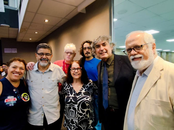  REFLEXÕES NECESSÁRIAS : A praga da "educação empresarial". 