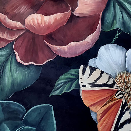 Detalle de mural con mariposa y flores de Roxana Tejada en un edificio de Barcelona