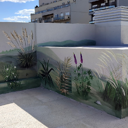 Mural de paisaje y vegetación con efecto de profundidad de Roxana Tejada en una terraza